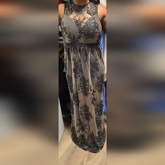 Elegant Black Lace Evening Dress - Picture 7 of 7